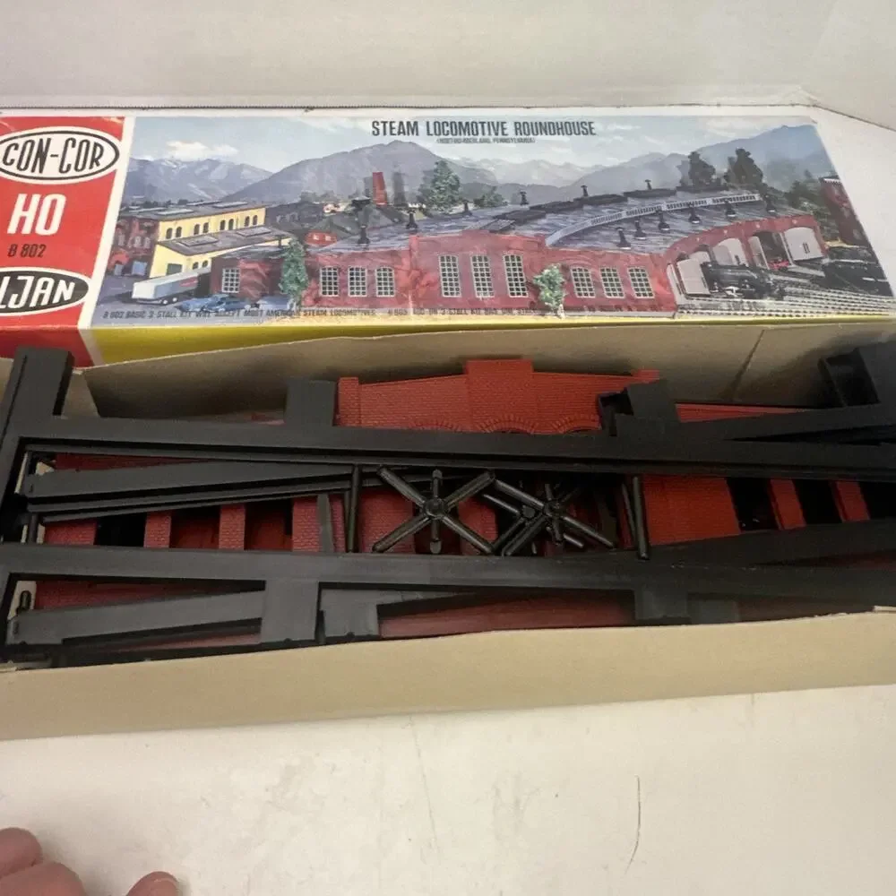 Heljan HO Scale - Steam Locomotive Roundhouse - Basic 3 Stall Kit - B 802